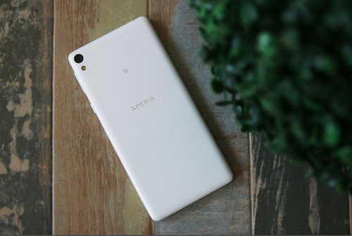 Sony Xperia E5/fot. gsmManiaK.pl