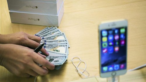 apple_iphone_money_hands_reuters_1473229720302