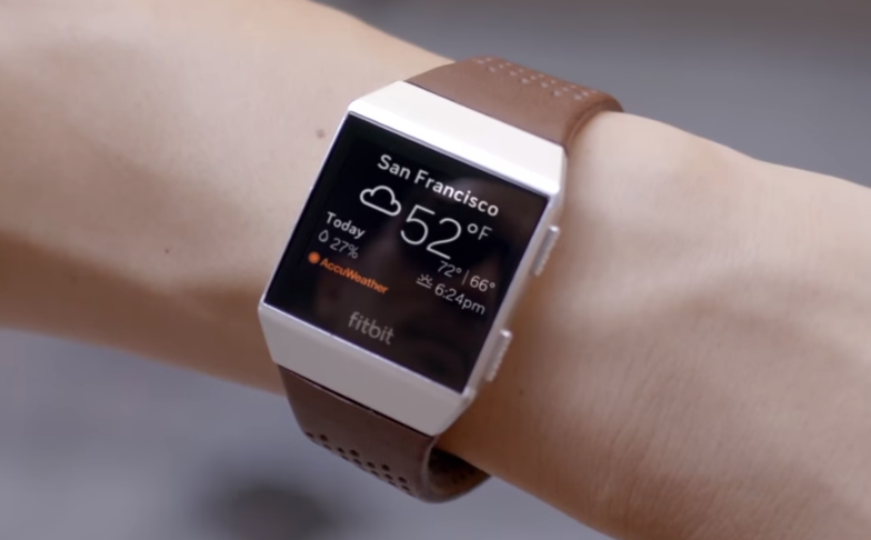 pierwszy smartwatch marki Fitbit 