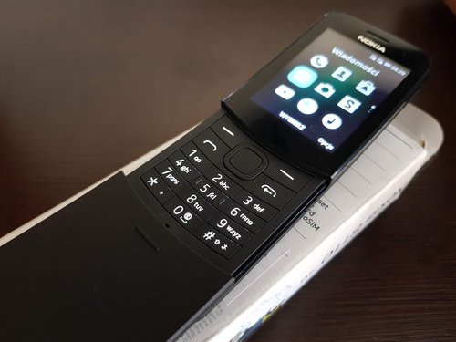 Nokia 8110: odsłonięta klawiatura i niewielki ekranik / fot. Techmaniak