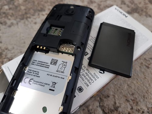 Nokia 8110 4G: sloty na karty i baterię / fot. Techmaniak