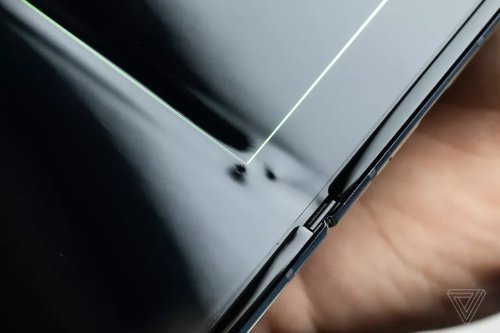 Uszkodzony Galaxy Fold / fot. The Verge