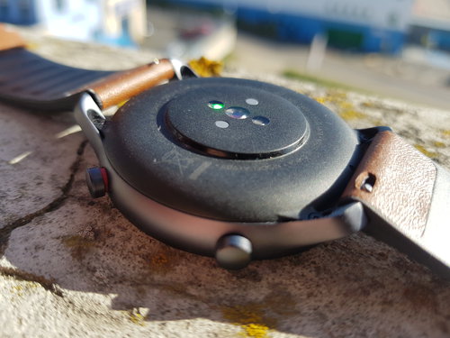 Amazfit GTR: ceramiczny korpus z pracującym czytnikiem pulsu / fot. techManiaK