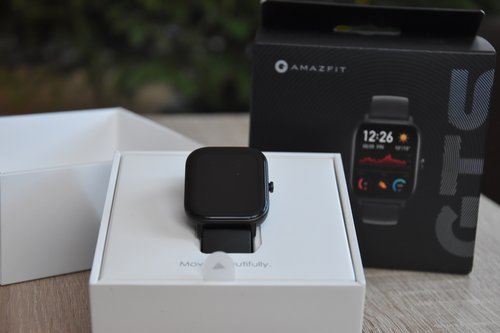 Xiaomi Amazfit GTS: widok po otworzeniu pudełka / fot. techManiaK