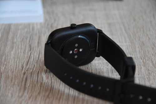 Xiaomi Amazfit GTS: tył z wysepkowym umieszczeniem czujników / fot. techManiaK