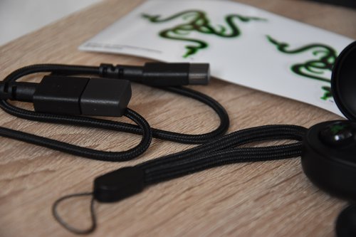 Razer Hammerhead True Wireless: smycz i kabel ładujący / fot. techManiaK