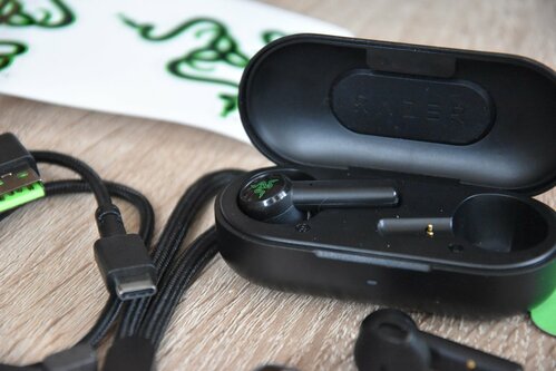 Razer Hammerhead True Wireless: etui z magnetycznymi uchwytami / fot. techManiaK