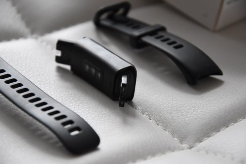 Huawei Band 4 po odpięciu paska / fot. techManiaK