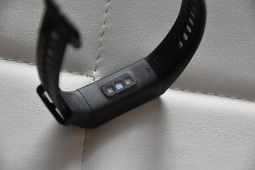 Huawei Band 4 tył urządzenia / fot. techManiaK