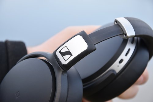 Sennheiser HD 4.50 BTNC: tradycyjne logo / fot. techManiaK