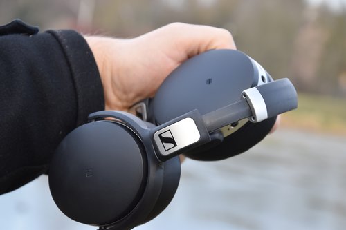 Sennheiser HD 4.50 BTNC: muszla z modułem NFC pozbawiona przycisków / fot. techManiaK