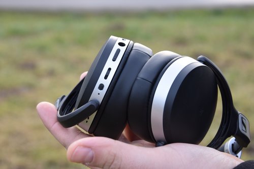 Sennheiser HD 4.50 BTNC: sterowanie / fot. techManiaK