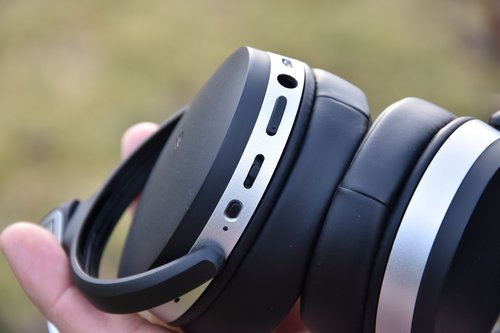 Sennheiser HD 4.50 BTNC: przyciski sterowania / fot. techManiaK