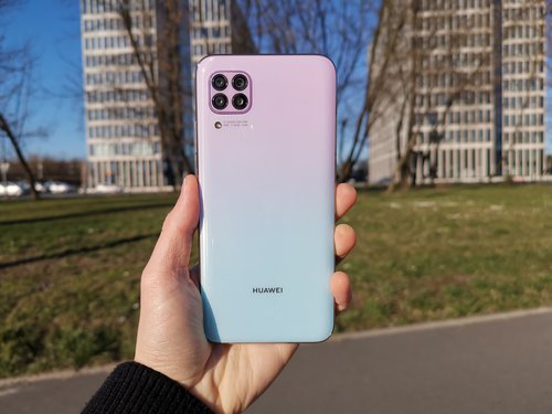 Huawei P40 Lite / fot. gsmManiaK.pl