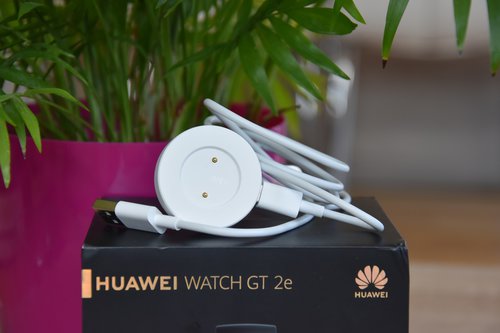 Huawei Watch GT2e; ładowarka / fot. techManiaK