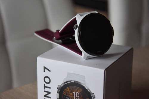 Suunto 7: zegarek i opakowanie / fot. Suunto