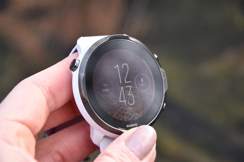 Suunto 7: dobrze osadzone i wygodne przyciski fizyczne / fot. techManiaK