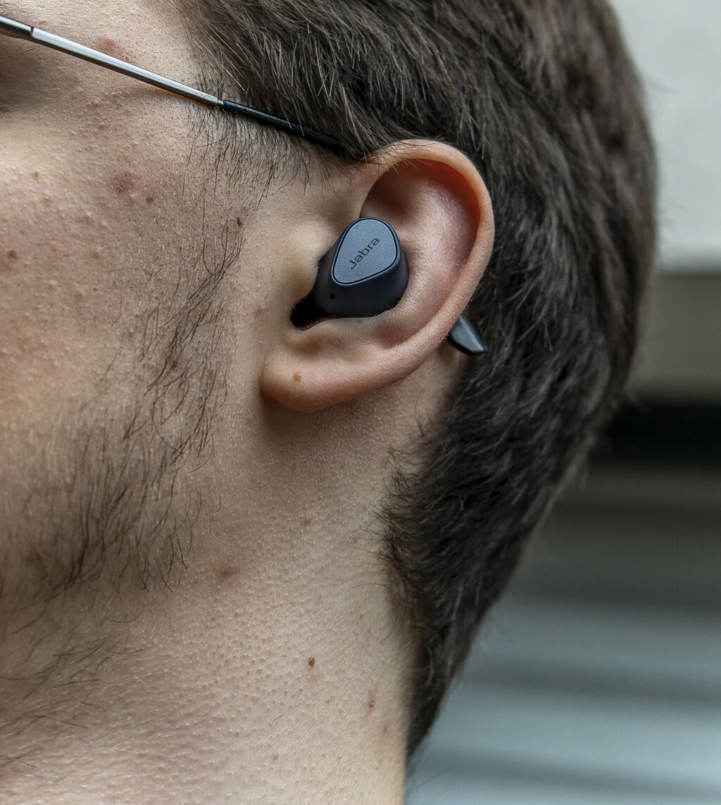 TEST Jabra Elite 4. Czy warto kupić słuchawki bezprzewodowe?