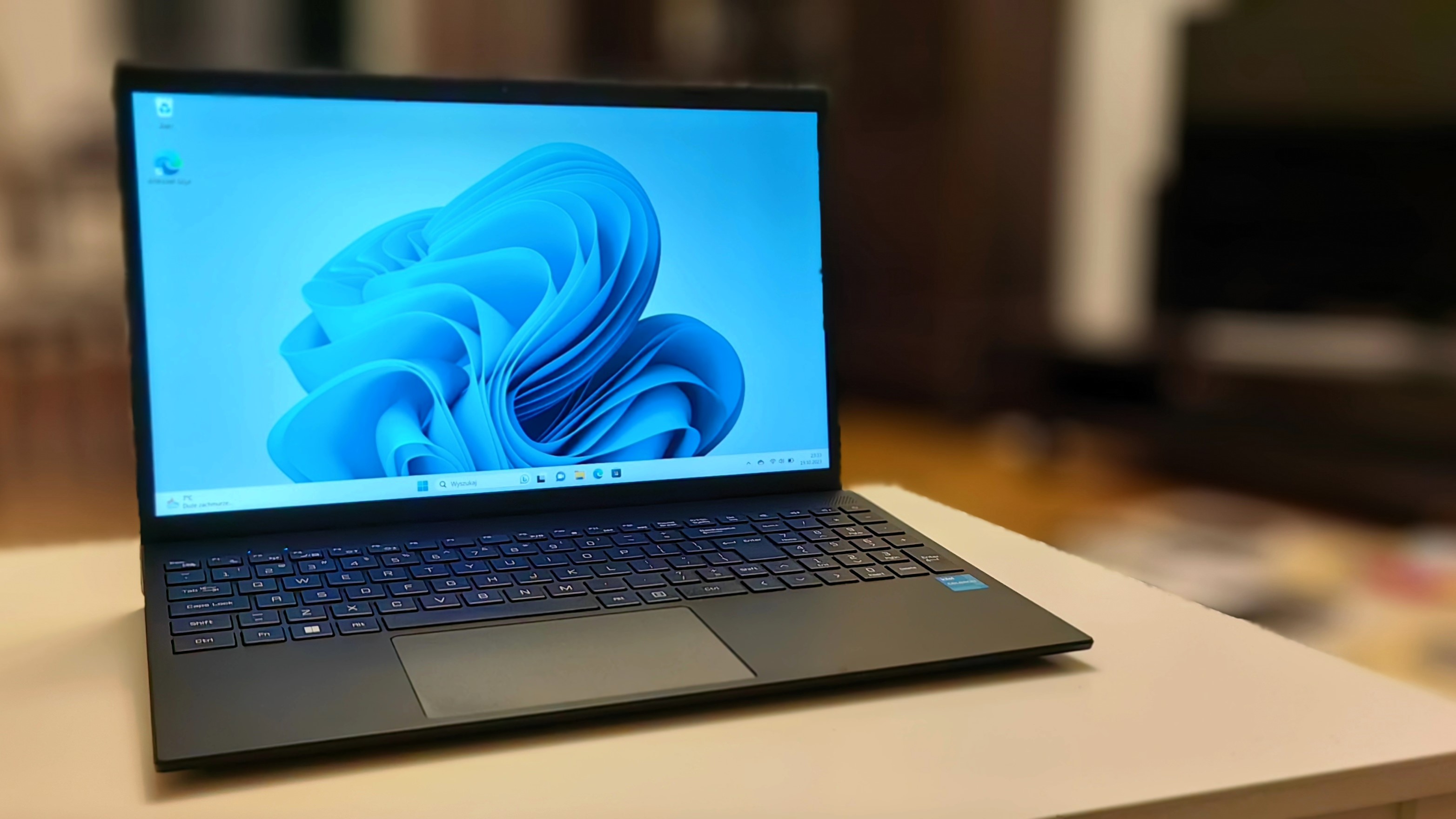 Czy warto kupić tani „polski laptop”? Test techbite ZIN 5