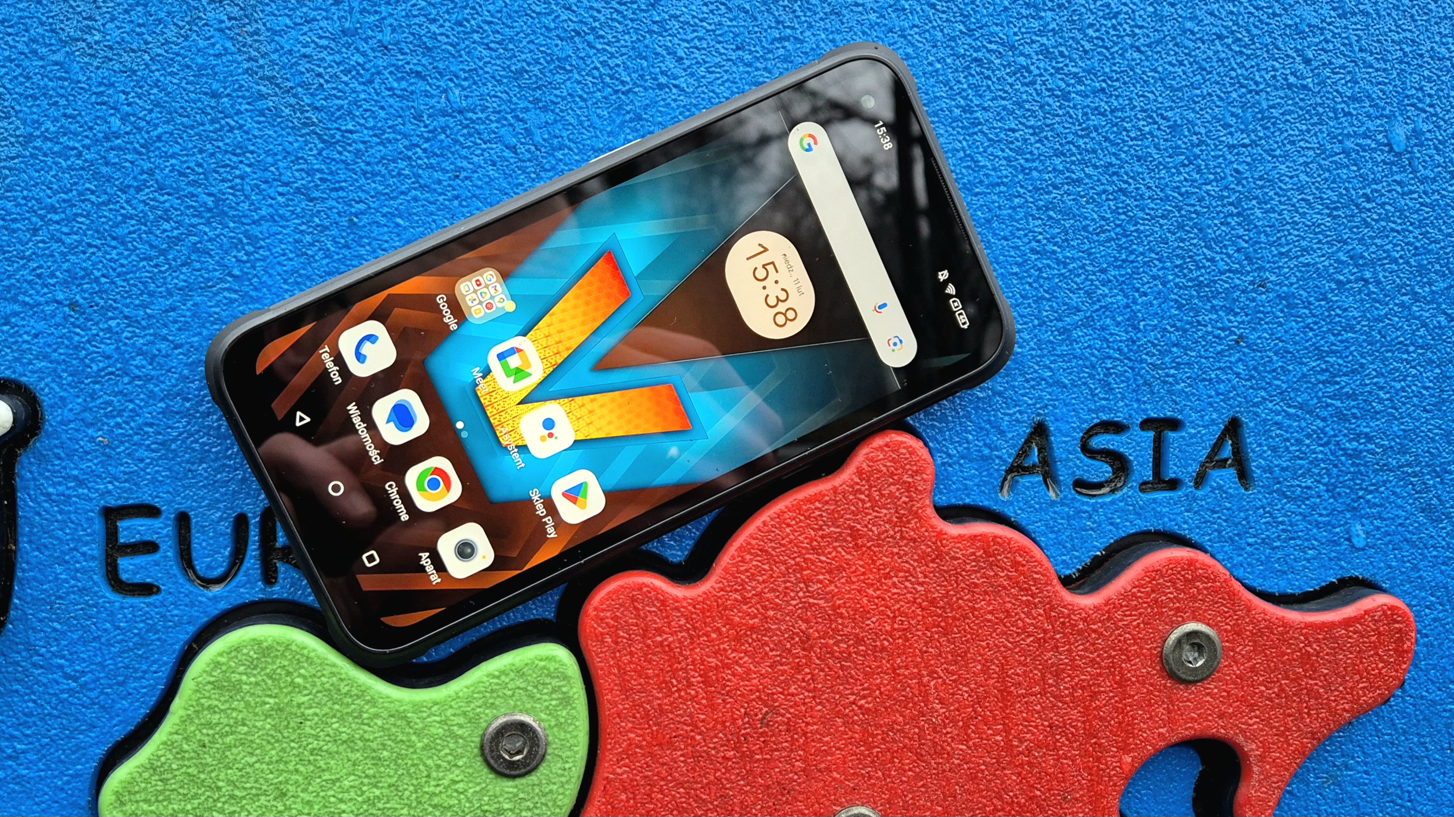Test zaskakująco dobrego i kompletnego „polskiego telefonu”, twardziela z wymienną baterią