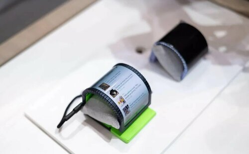 Samsung Cling Band/fot. CNET