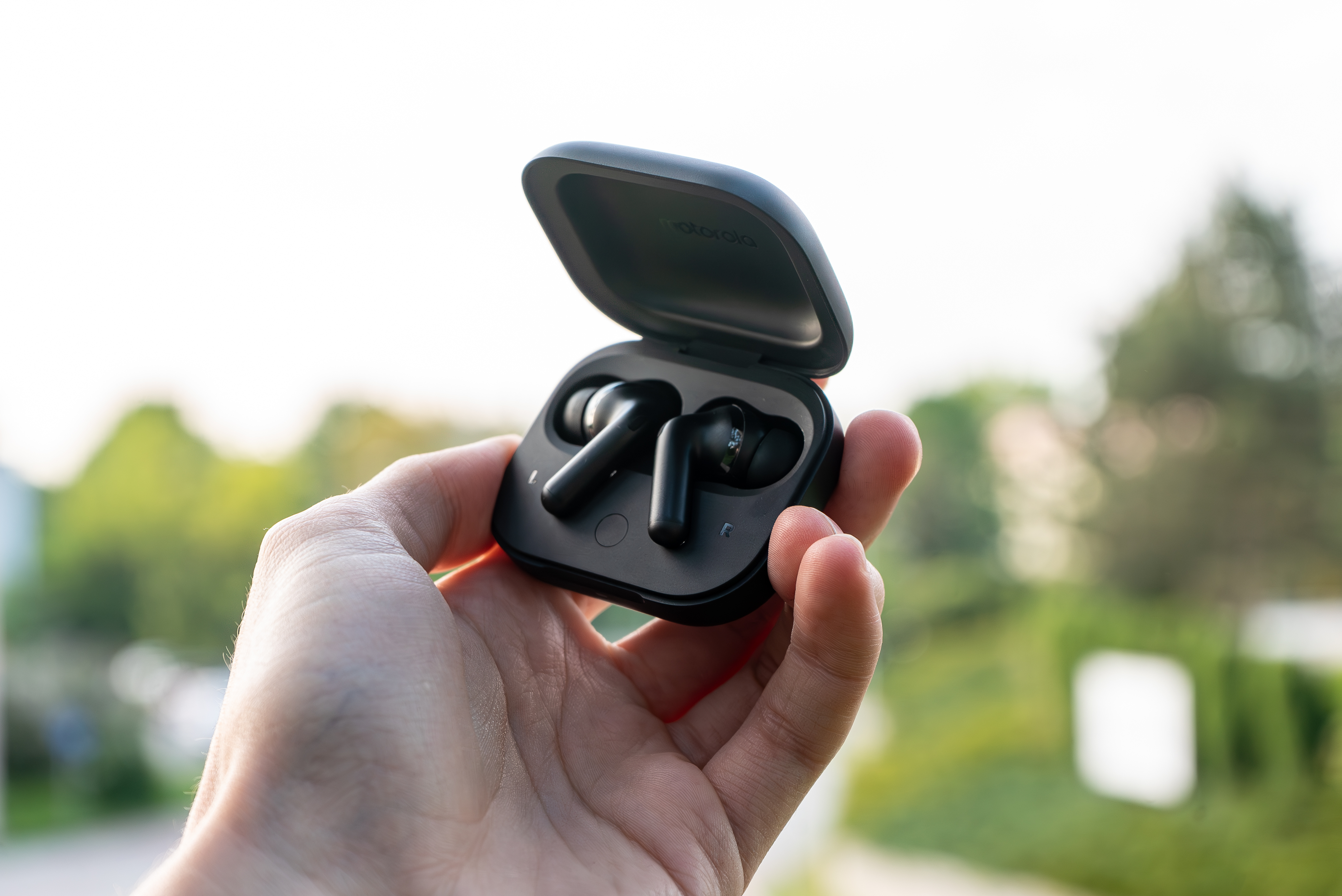Słuchawki TWS do 600 zł z pazurem i magią. TEST Motorola moto buds+