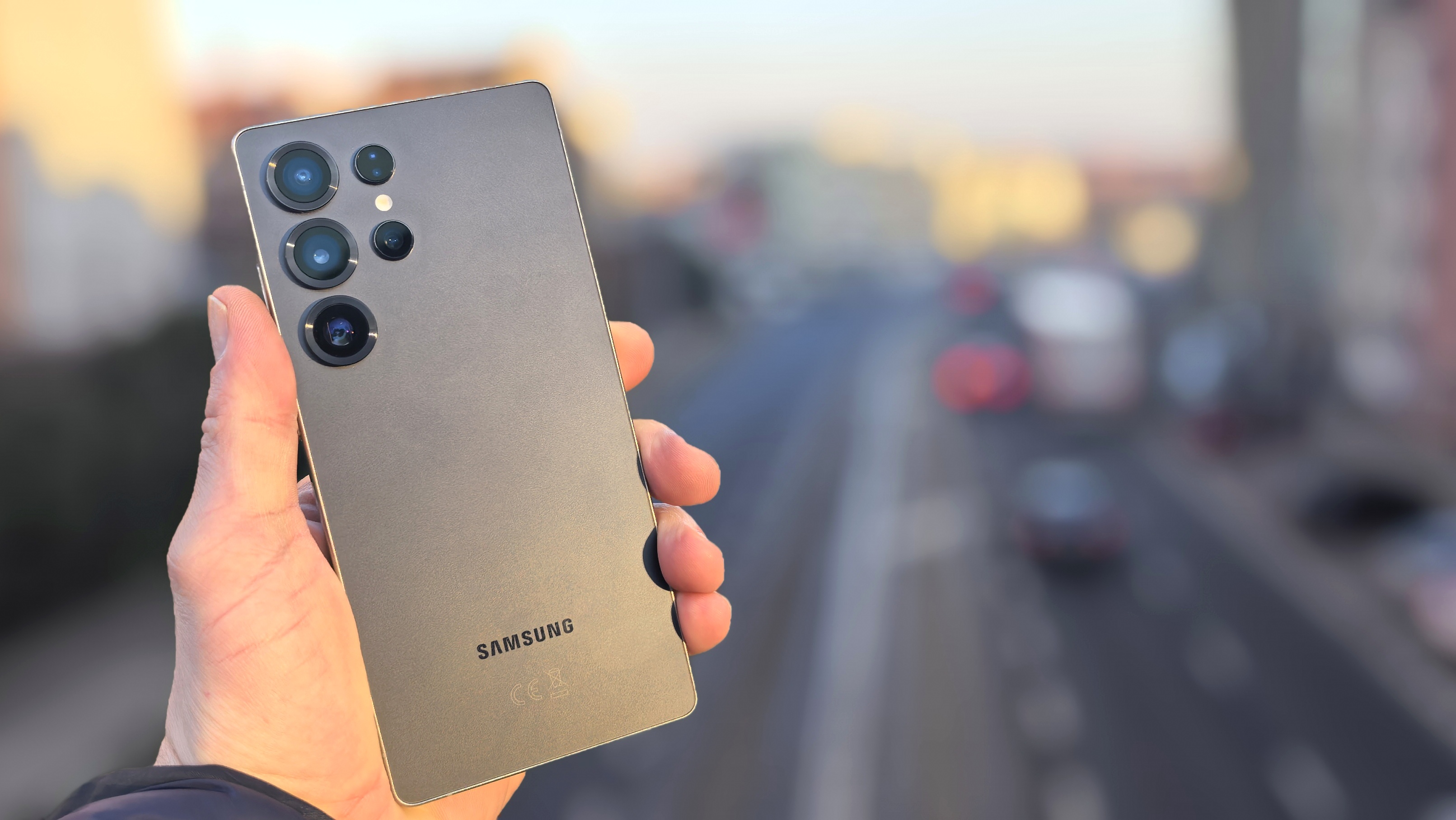 Nie małe i tańsze, a większe i droższe flagowce Samsunga. To właśnie je kupujecie chętniej