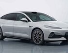 Dostępny w Polsce elektryk zyskał kuzyna w sedanie. Ponad 5 m długości i prawie 500 KM mocy